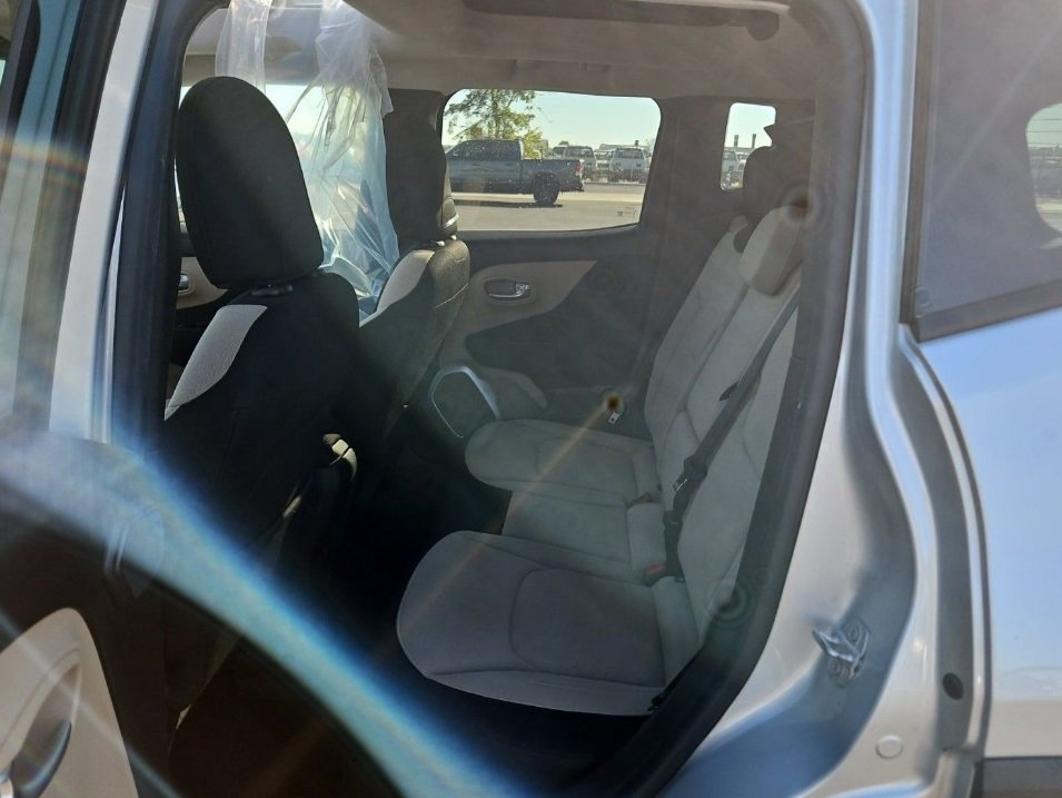 Used 2015 Jeep Renegade Latitude w/ Popular Equipment Group image 12