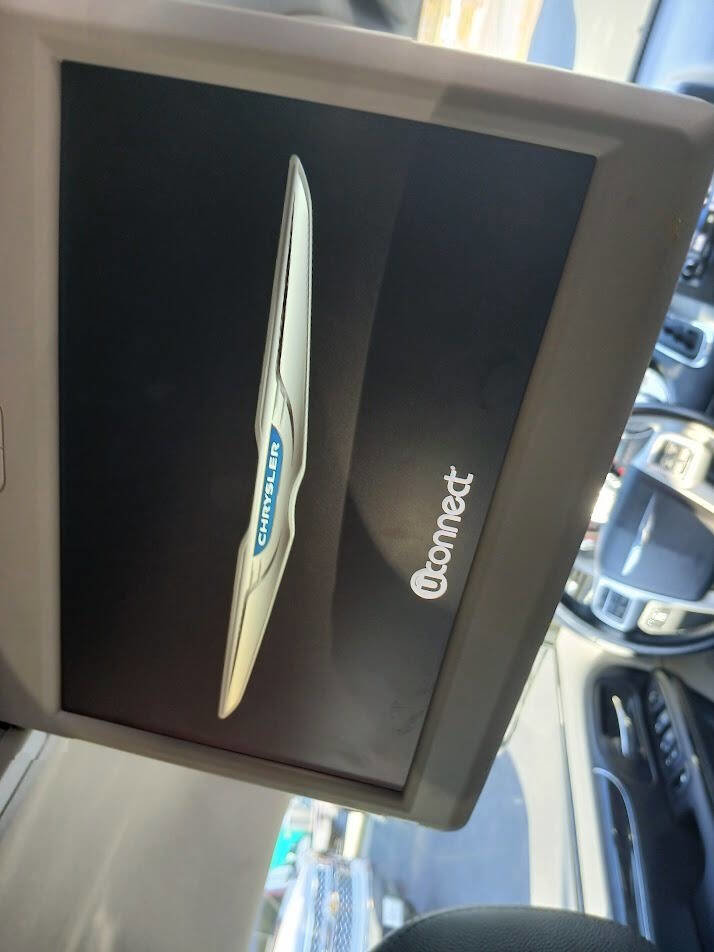 Used 2016 Chrysler Town & Country Touring image 11