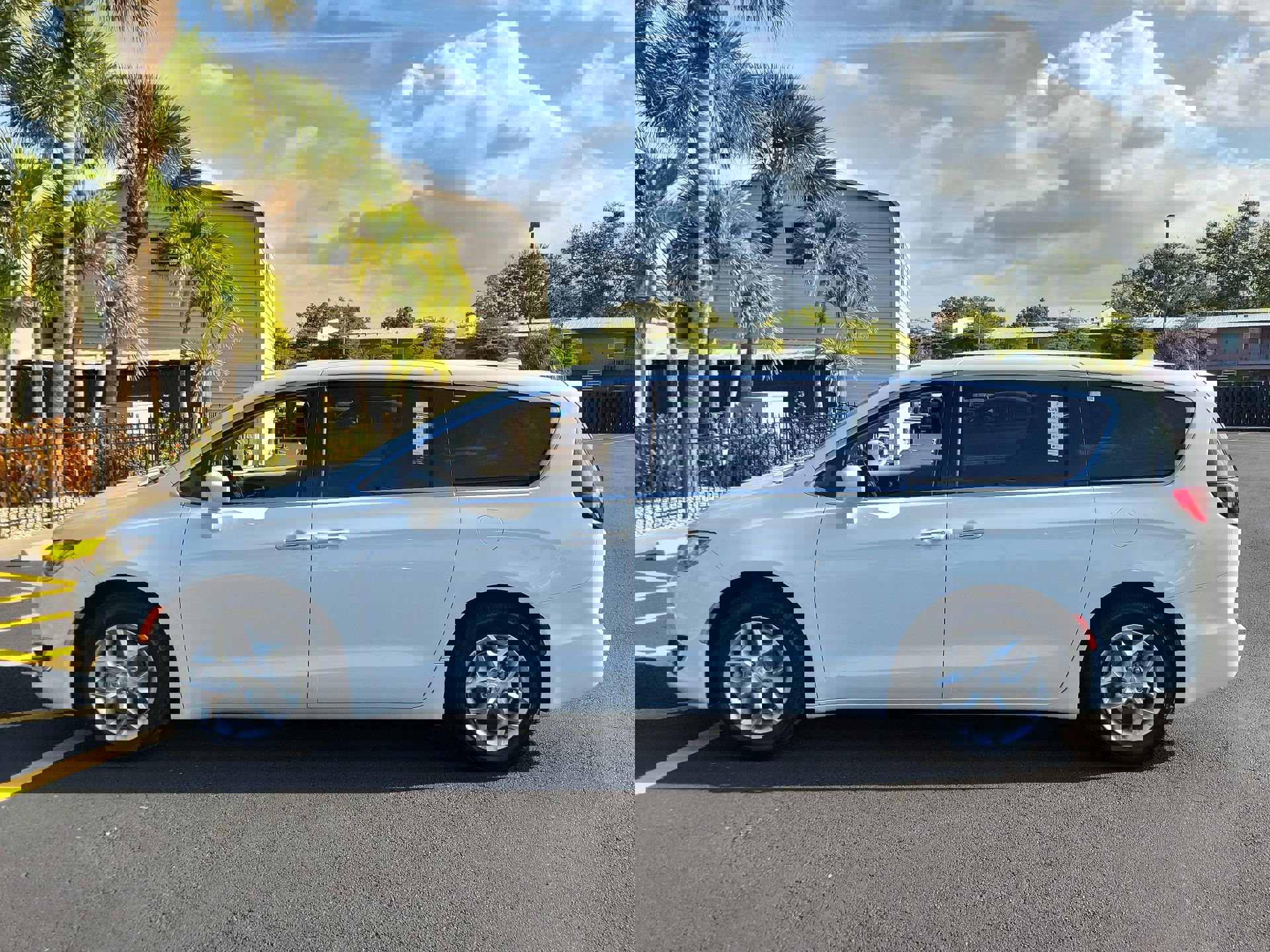 Used 2020 Chrysler Pacifica Touring w/ Tire & Wheel Group image 9