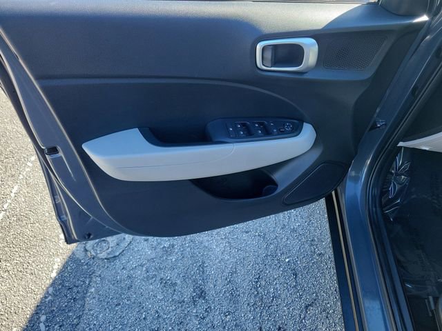 Used 2025 Hyundai Venue SEL image 20