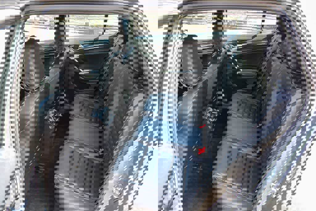 Used 2017 Volkswagen Golf R 4-Door image 13