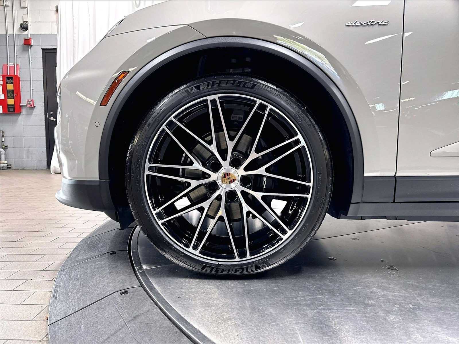 New 2026 Porsche Macan 4 Electric AWD/4WD image 11