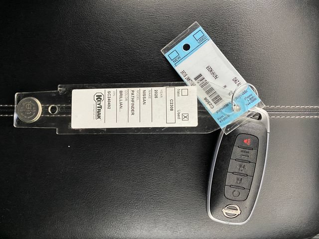 Used 2025 Nissan Pathfinder SV FWD image 31