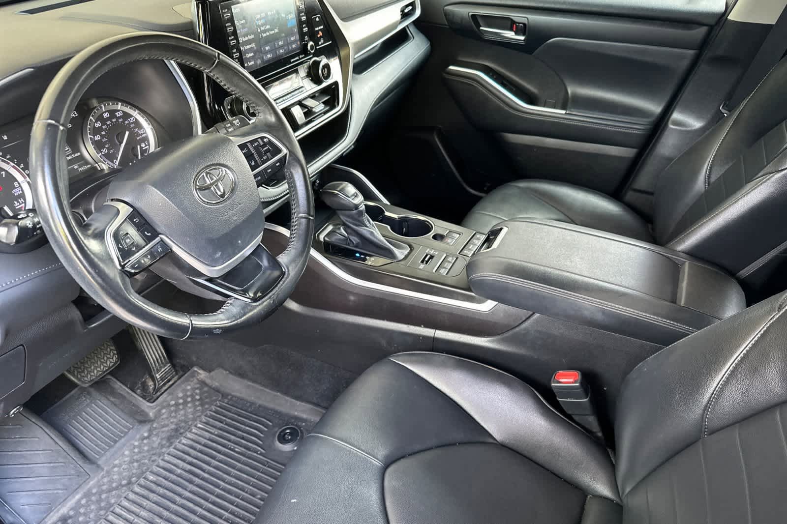 Used 2022 Toyota Highlander XLE AWD/4WD image 11