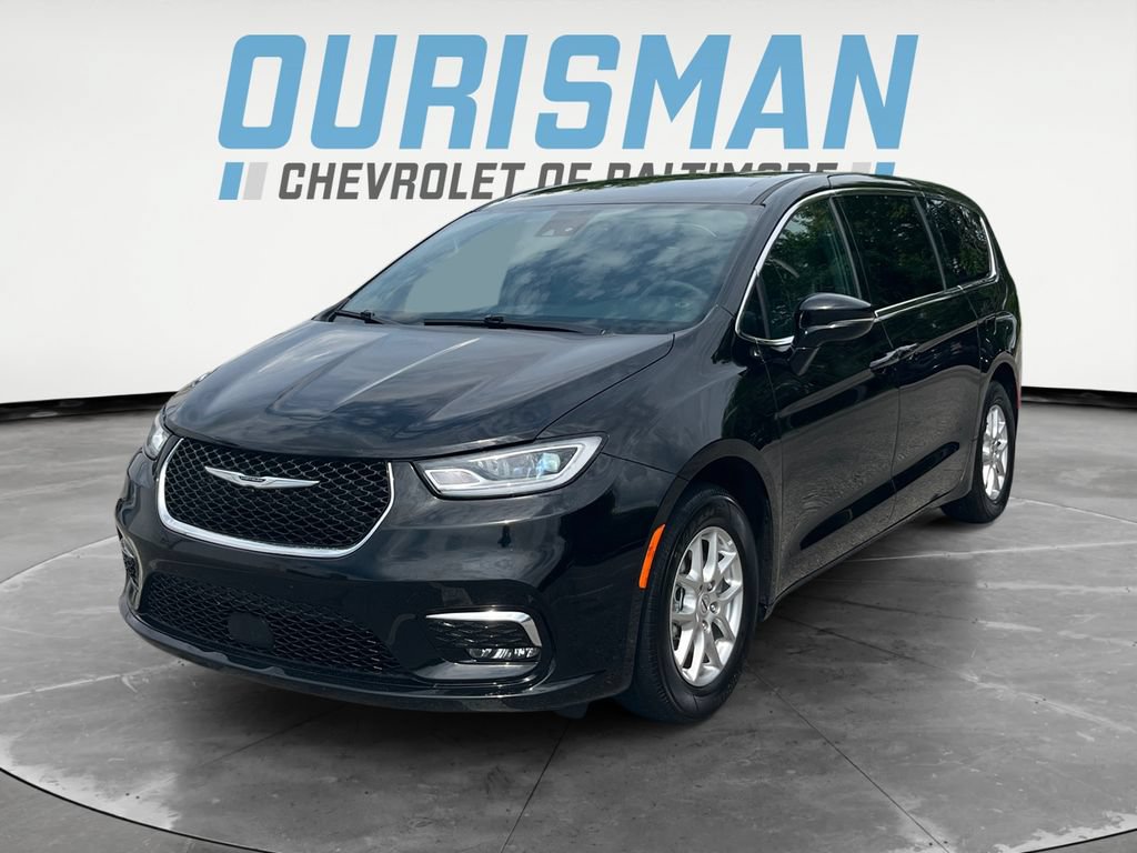 Used 2025 Chrysler Pacifica Select FWD image 2