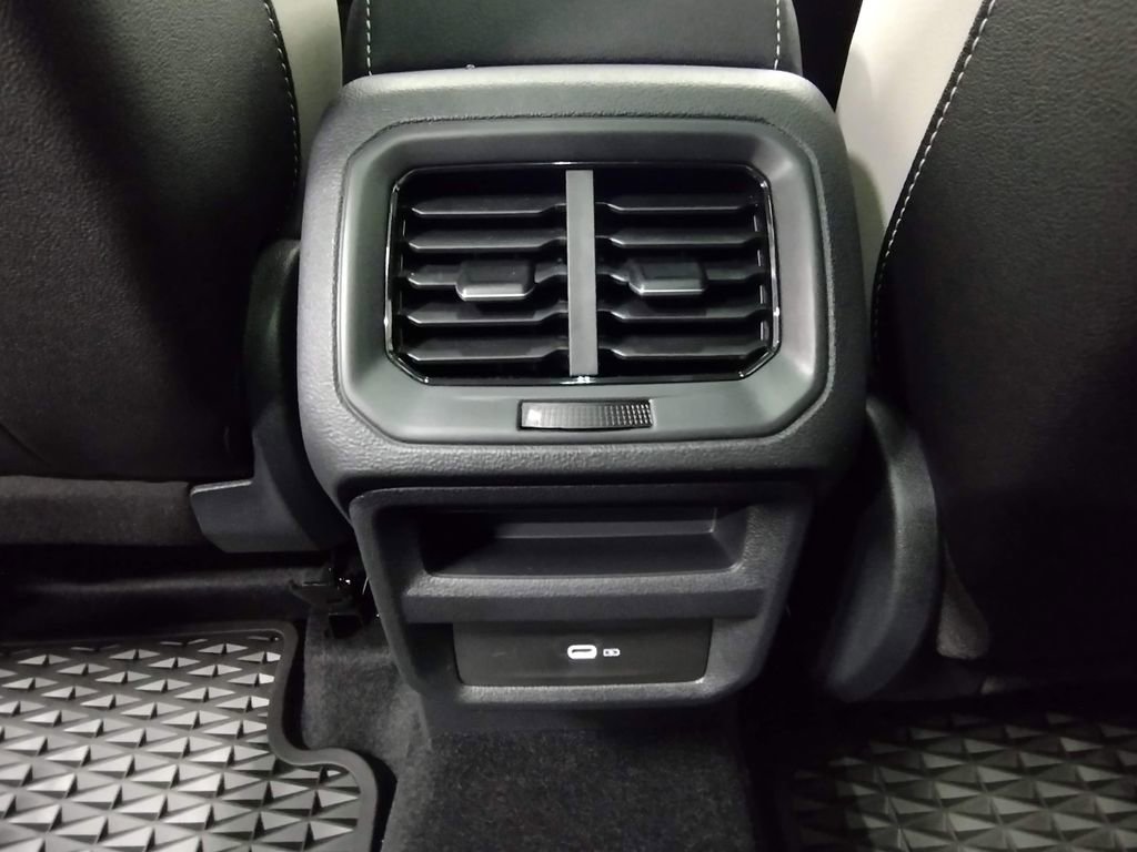 Used 2025 Volkswagen Taos SE image 34