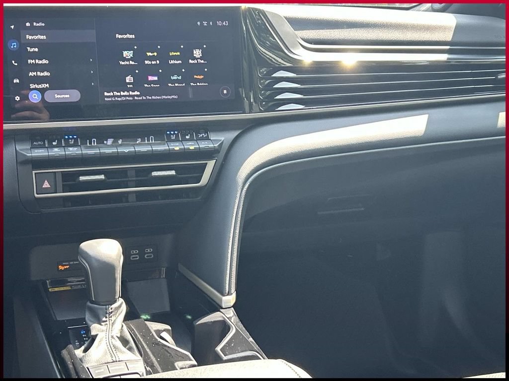 Used 2025 Toyota Camry Hybrid FWD image 24