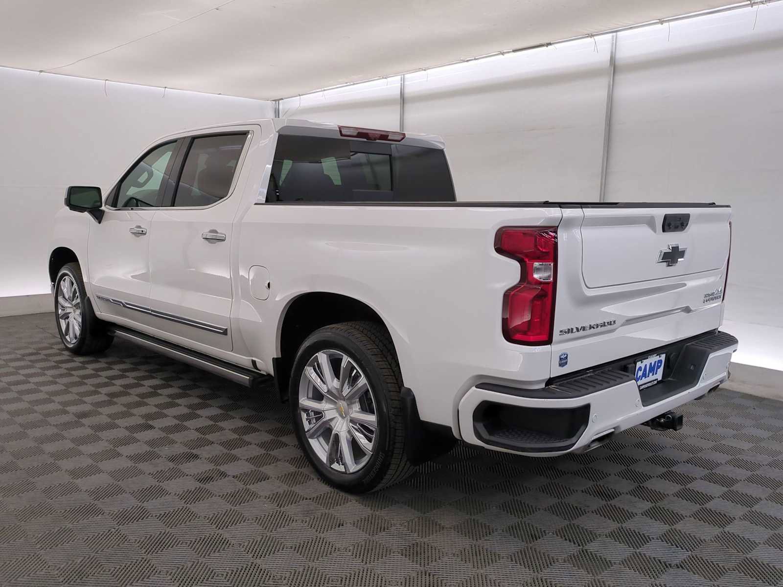 Used 2024 Chevrolet Silverado 1500 High Country w/ High Country Premium Package AWD/4WD image 4