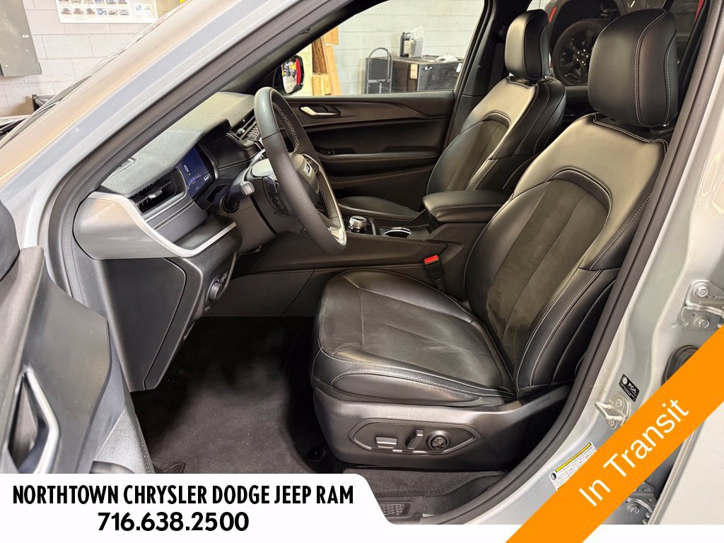 Used 2023 Jeep Grand Cherokee Altitude AWD/4WD image 23