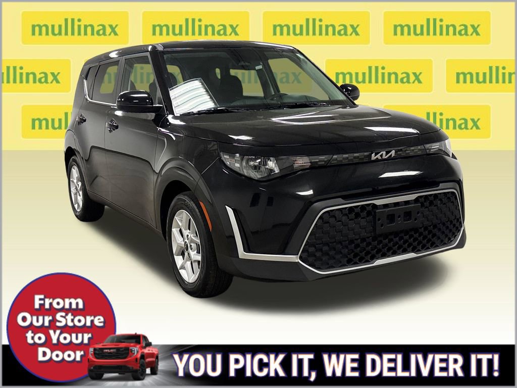 Used 2025 Kia Soul LX w/ LX Technology Package FWD image 2