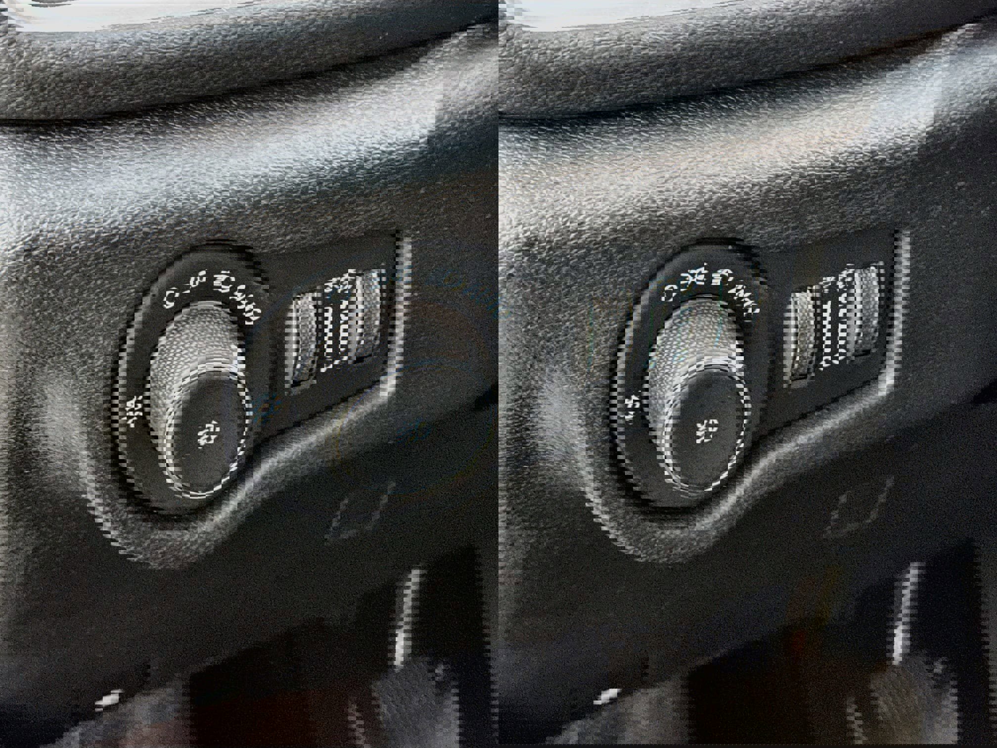 Used 2023 Chrysler Pacifica Limited w/ Uconnect Theater Family Group FWD image 13