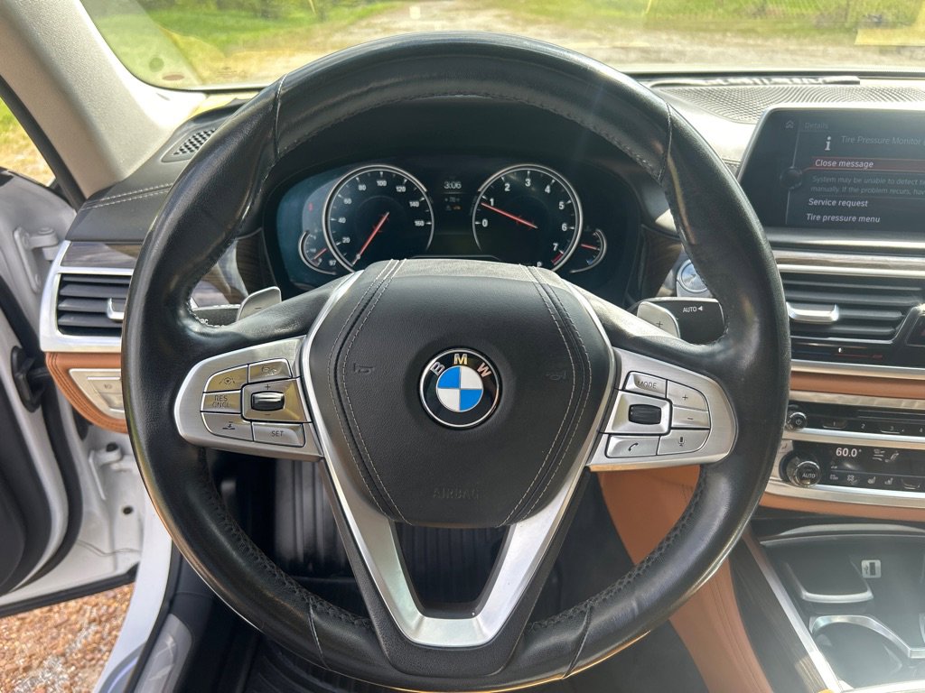Used 2016 BMW 740i image 9