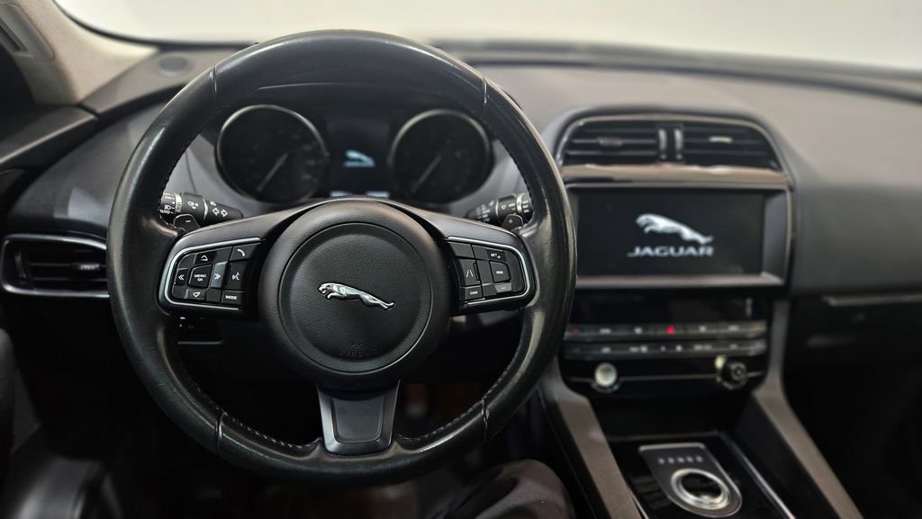 Used 2020 Jaguar F-PACE Premium image 17