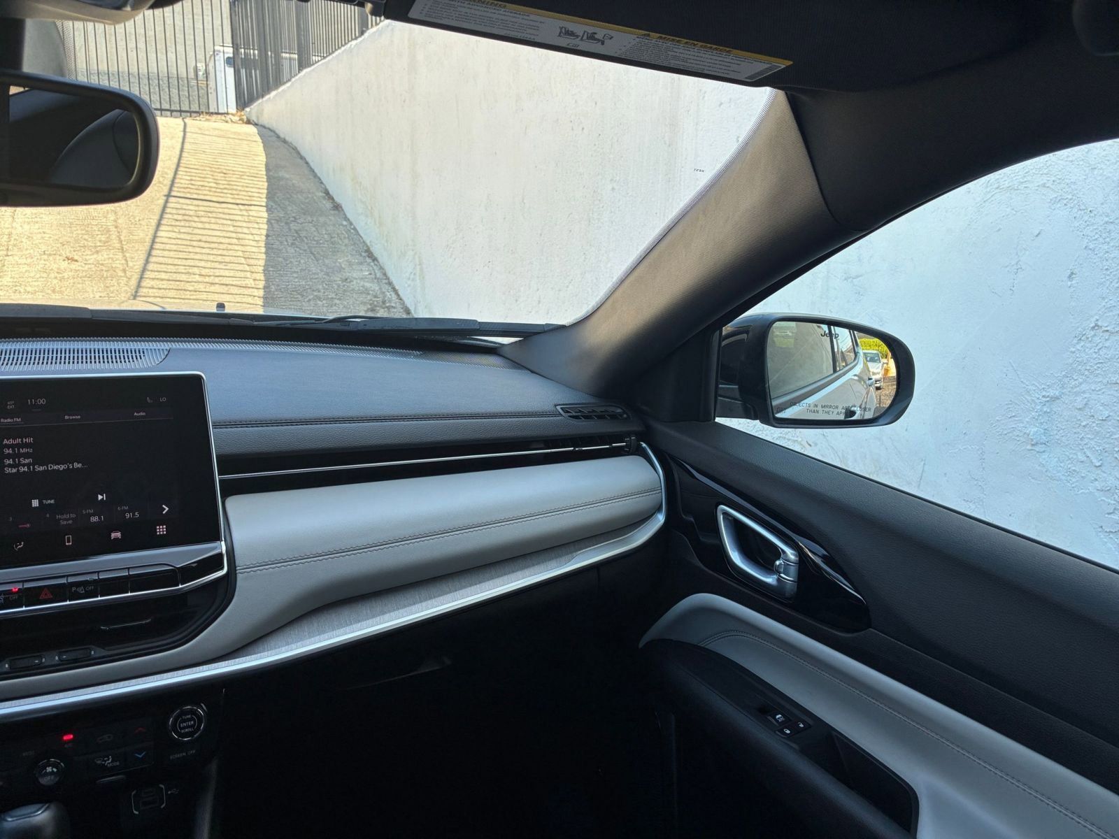 Used 2025 Jeep Compass Limited image 36