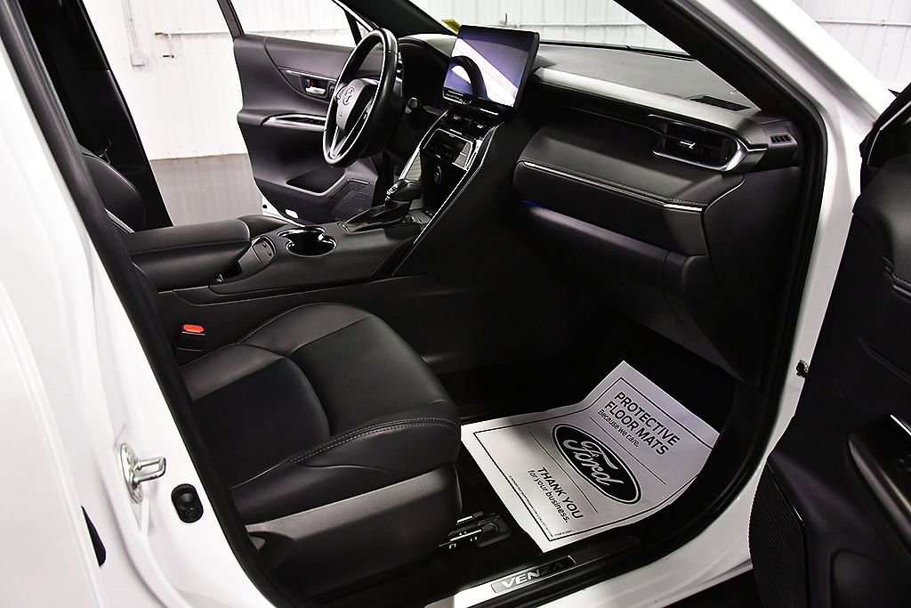 Used 2023 Toyota Venza XLE image 30