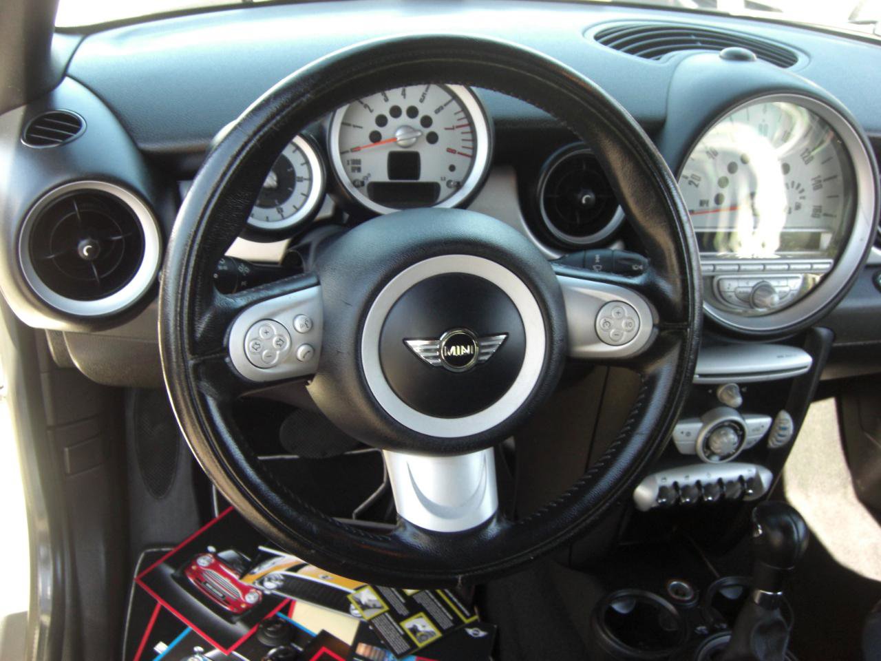 Used 2010 MINI Cooper 2dr image 7