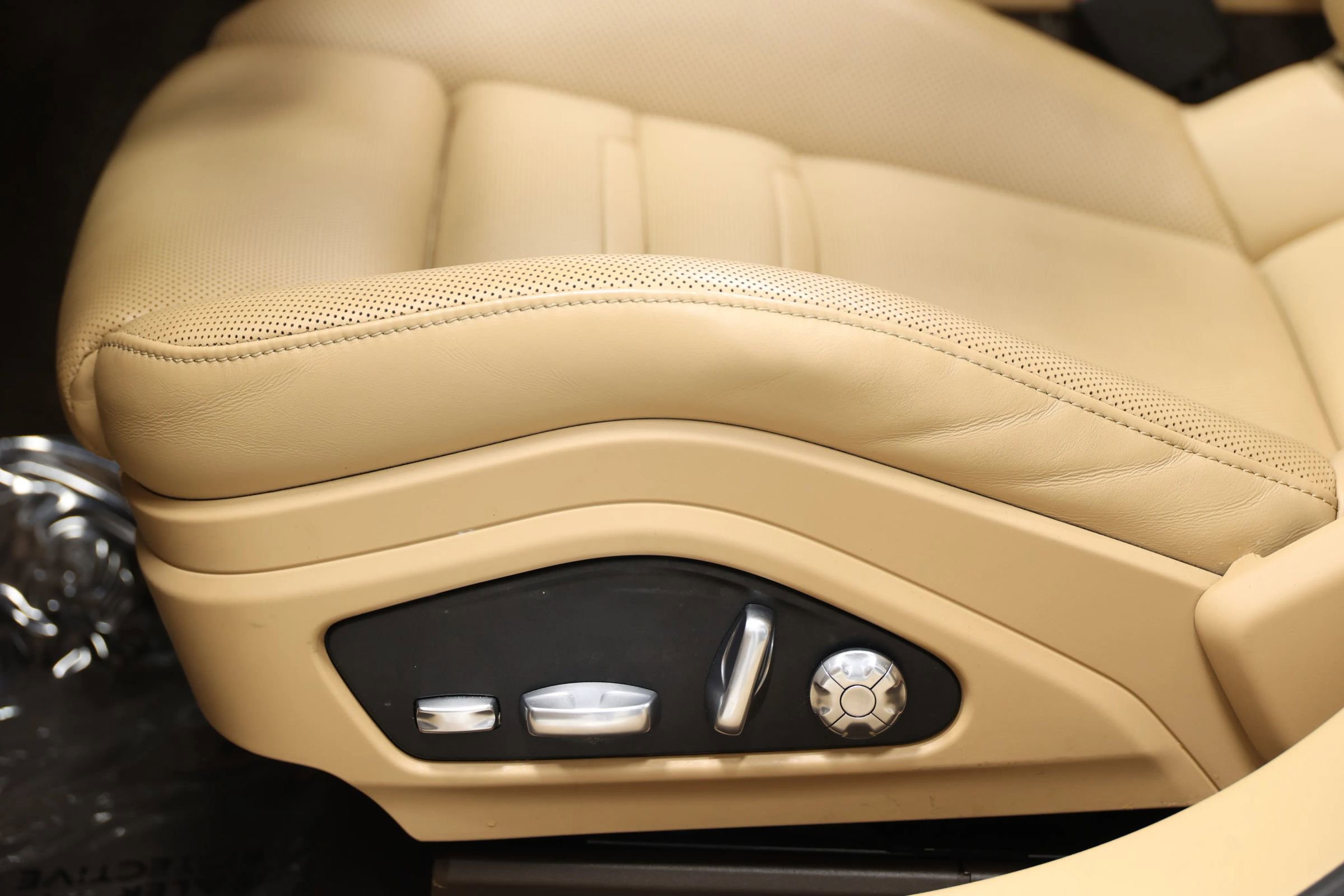 Used 2018 Porsche Panamera 4 Executive w/ Dark Walnut Interior Package image 15