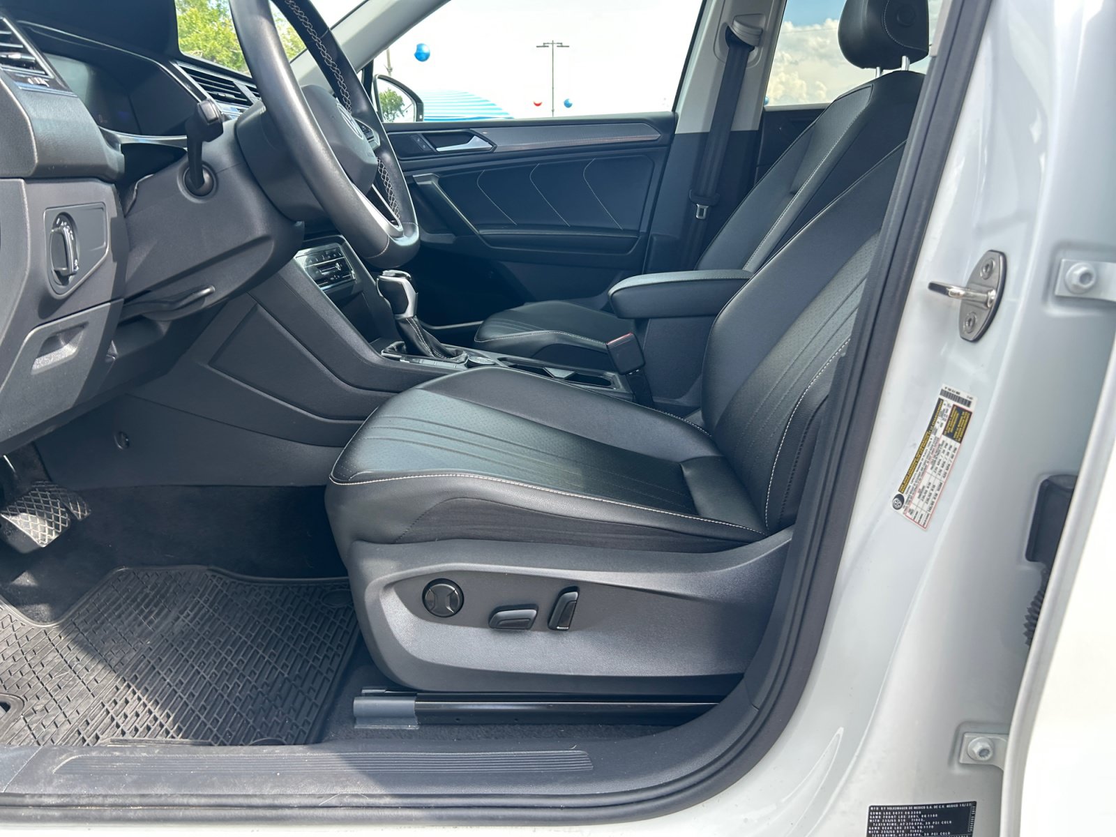 Used 2023 Volkswagen Tiguan SE AWD/4WD image 14