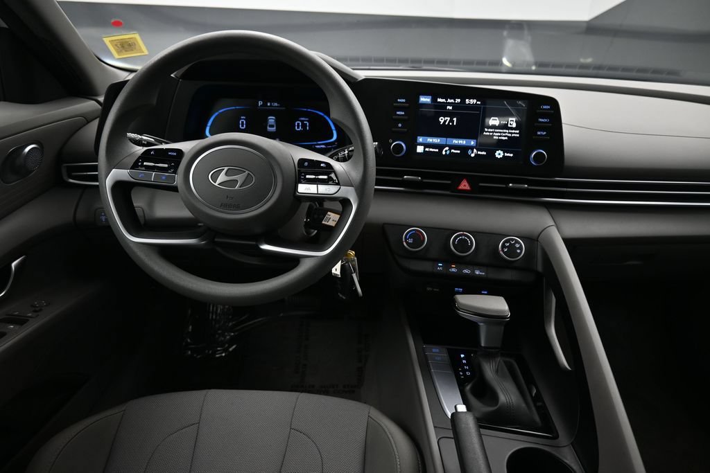 Certified 2025 Hyundai Elantra SE w/ Cargo Package FWD image 19
