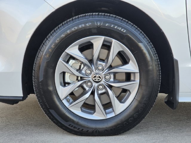 Certified 2025 Toyota Sienna XLE FWD image 8