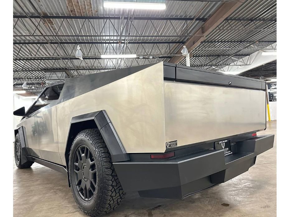 Used 2024 Tesla Cybertruck AWD Crew Cab image 17