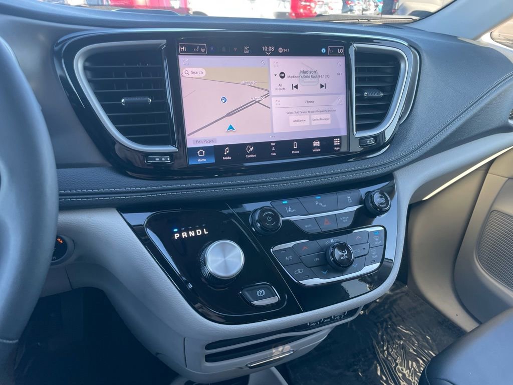 Used 2024 Chrysler Pacifica Select image 11