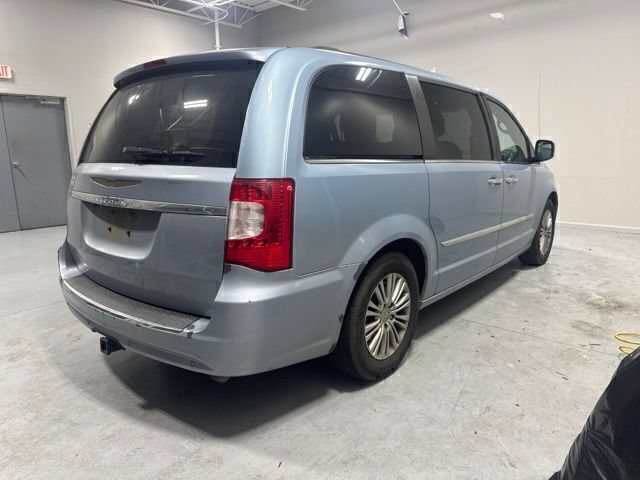 Used 2013 Chrysler Town & Country Touring-L w/ Trailer Tow Group FWD image 5