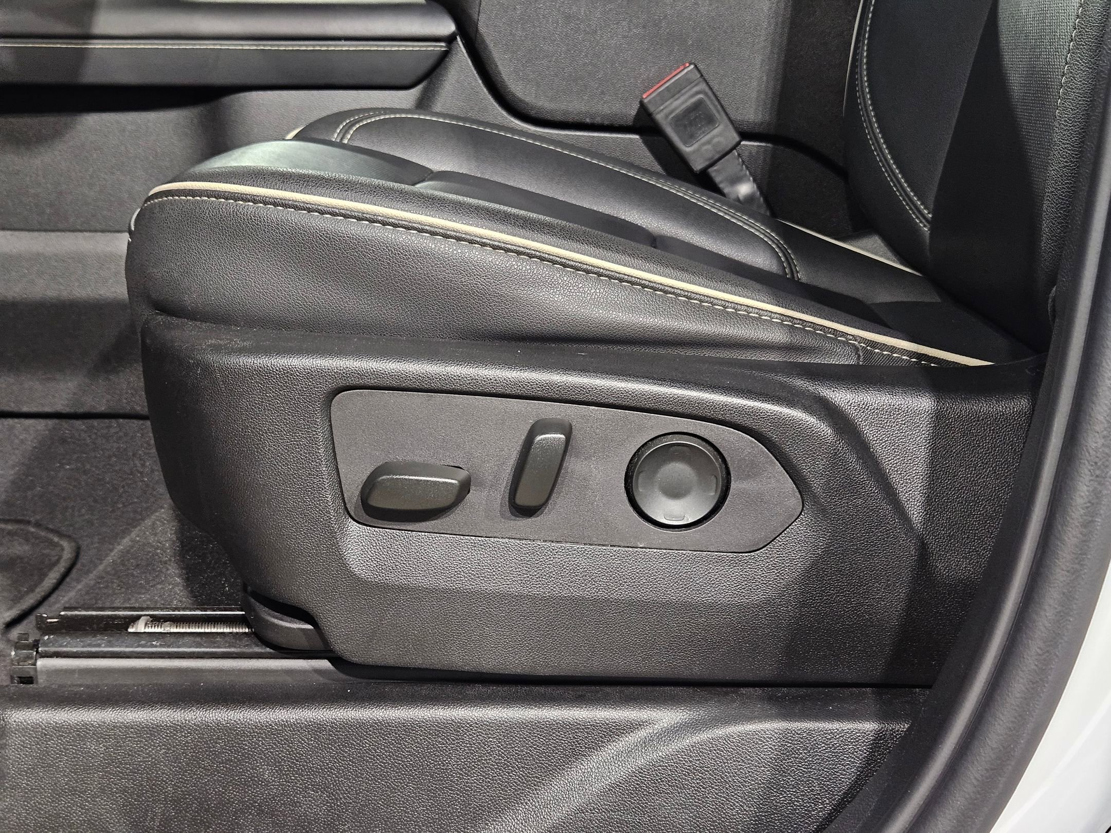 Used 2024 Chevrolet Suburban Premier image 24