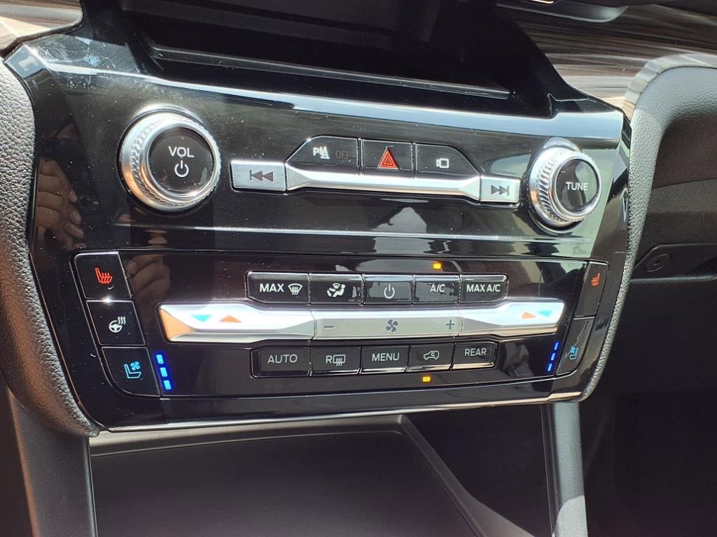 Used 2022 Ford Explorer Limited w/ Equipment Group 301A image 18