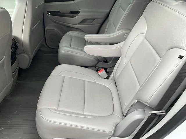 Used 2023 GMC Acadia SLT w/ Technology Package FWD image 15