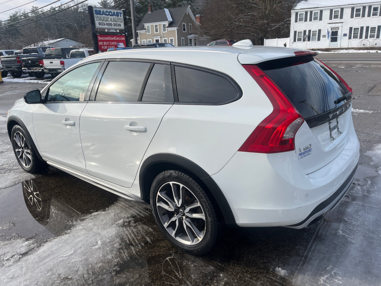 Used 2017 Volvo V60 T5 Cross Country w/ Convenience Package image 5