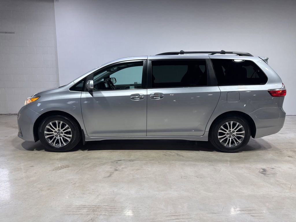 Used 2018 Toyota Sienna XLE Premium w/ Carpet Mat Package image 4