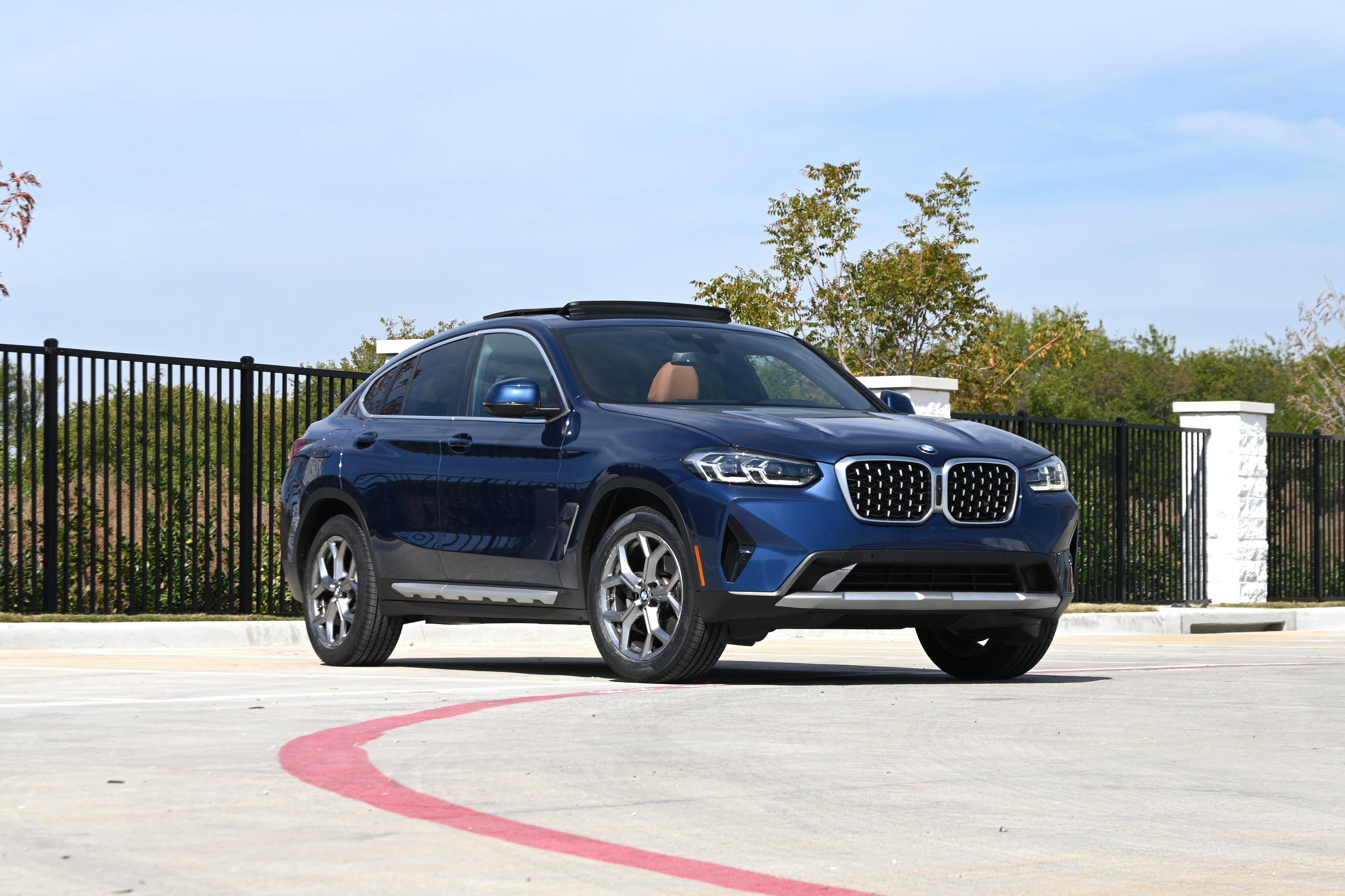 Certified 2025 BMW X4 xDrive30i AWD/4WD image 2