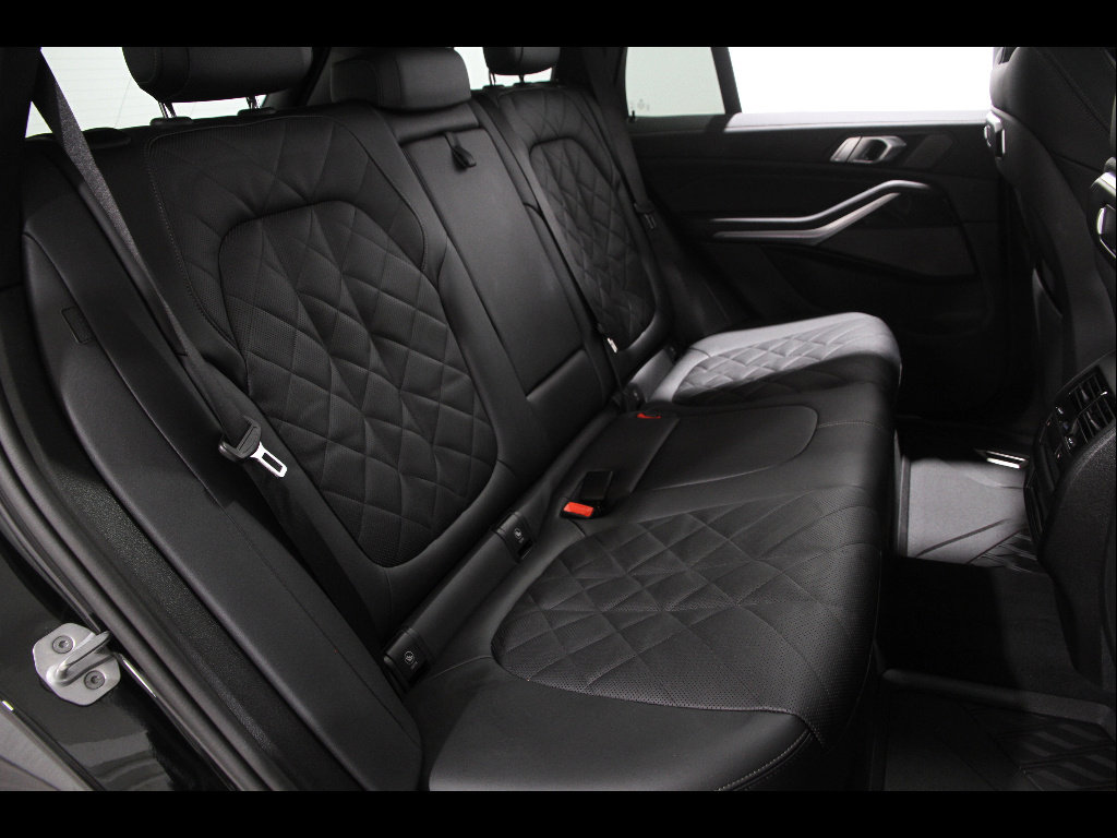 Used 2025 BMW X5 xDrive40i w/ M Sport Package AWD/4WD image 18
