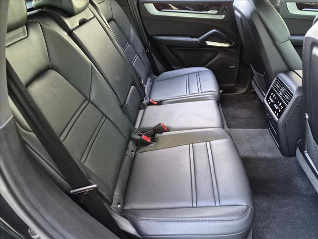 Used 2025 Porsche Cayenne AWD/4WD image 21