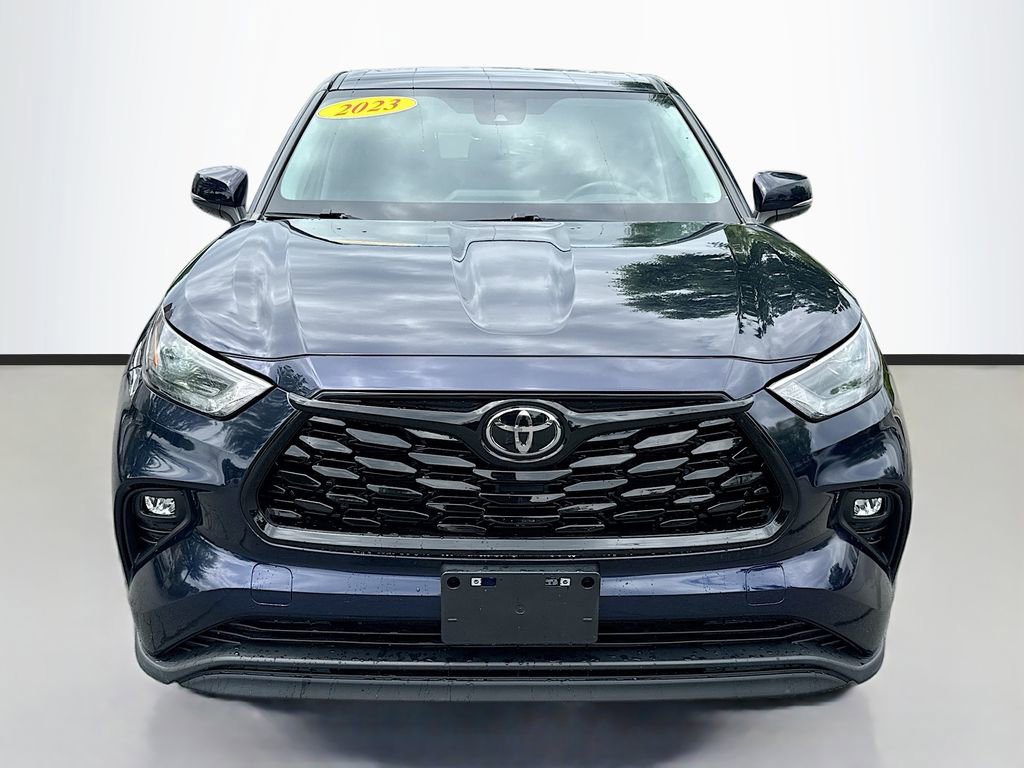 Used 2023 Toyota Highlander LE FWD image 2