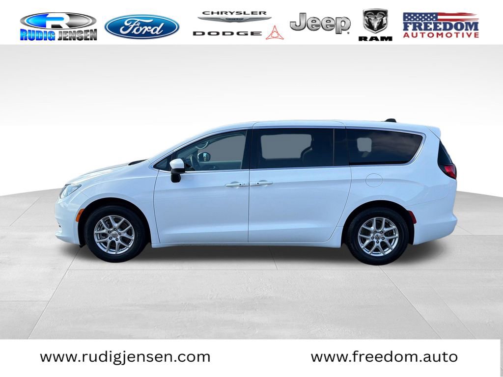 Used 2023 Chrysler Voyager LX image 2