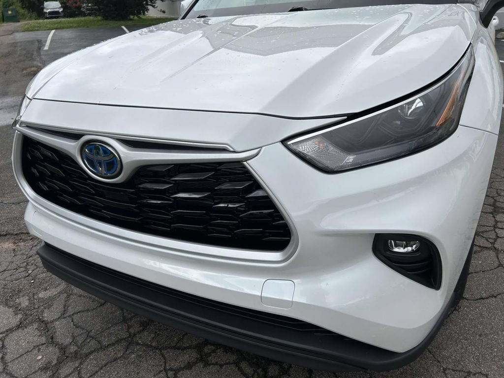 Used 2024 Toyota Highlander XLE AWD/4WD image 9