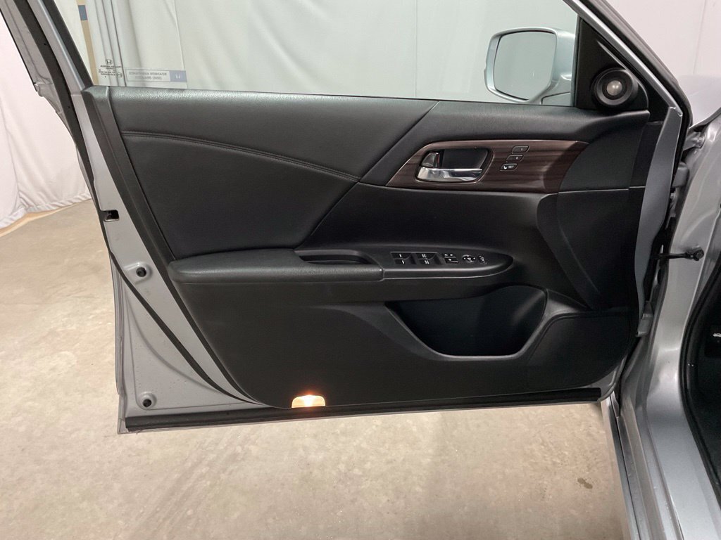 Used 2017 Honda Accord Touring image 21