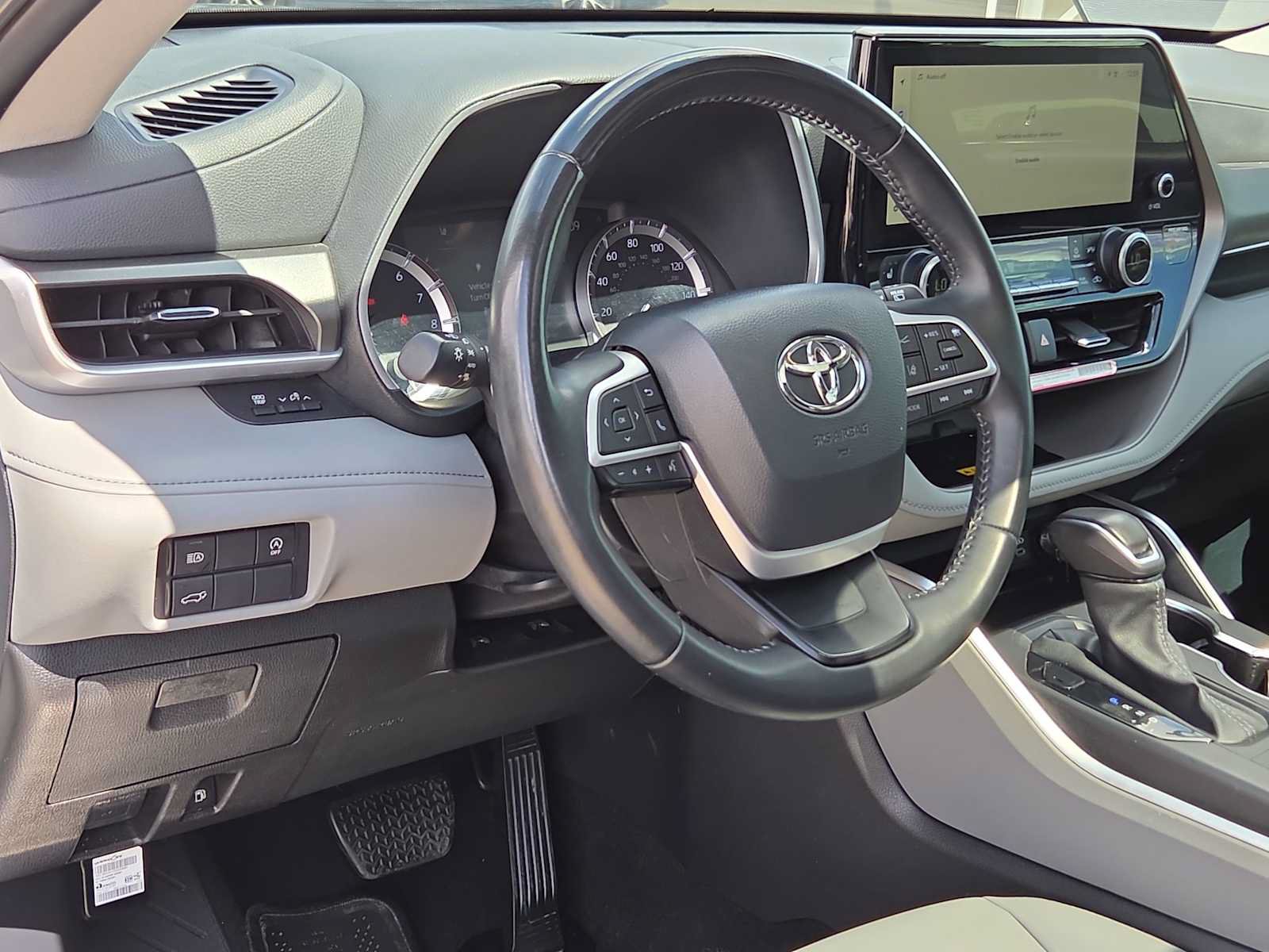 Used 2024 Toyota Highlander XLE FWD image 10