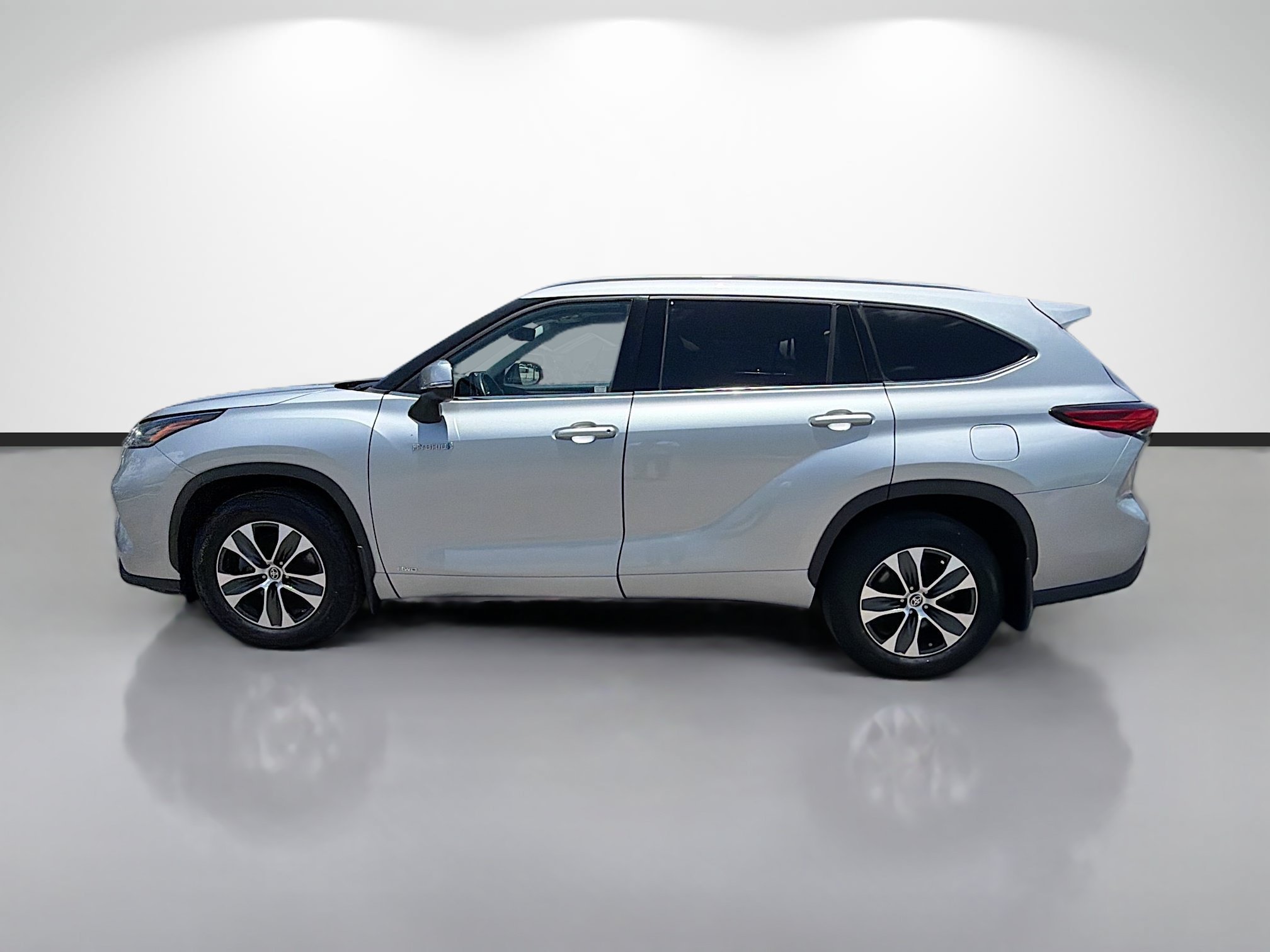 Used 2021 Toyota Highlander XLE AWD/4WD image 6