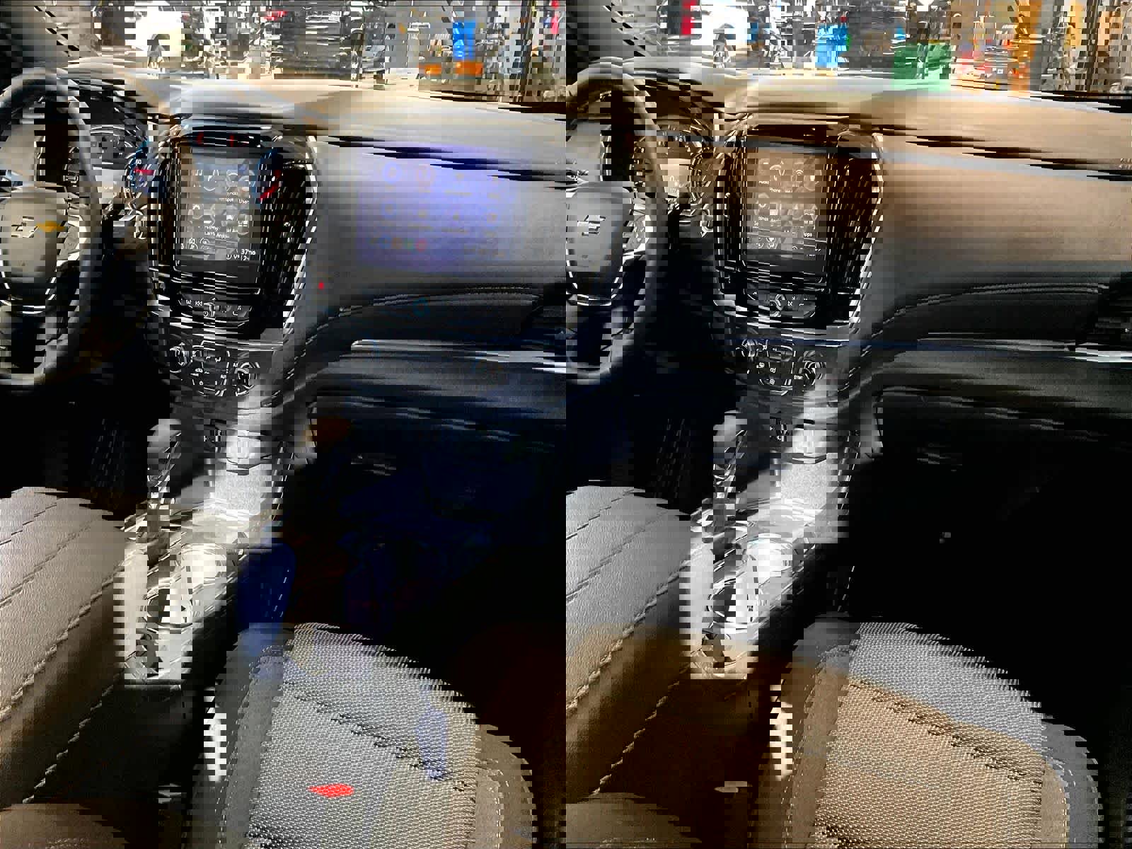 Used 2023 Chevrolet Traverse LT image 14