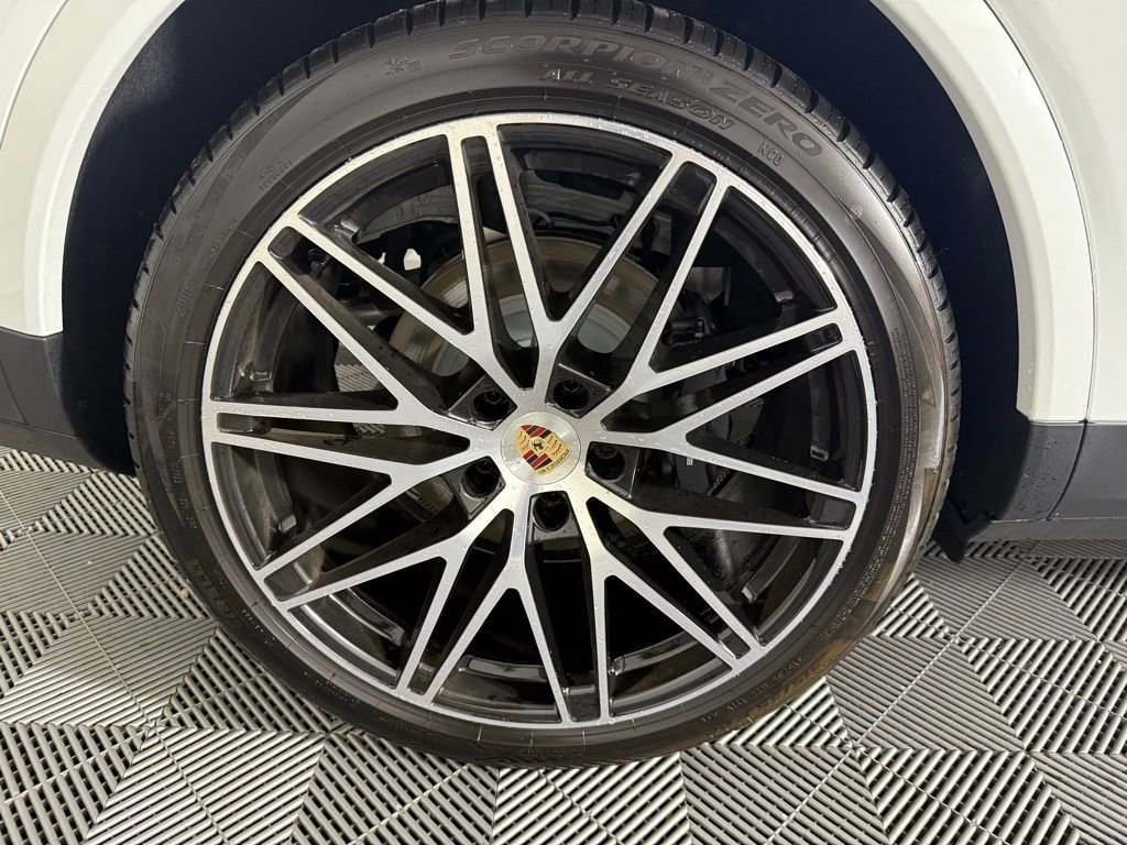 Certified 2025 Porsche Cayenne Coupe image 13