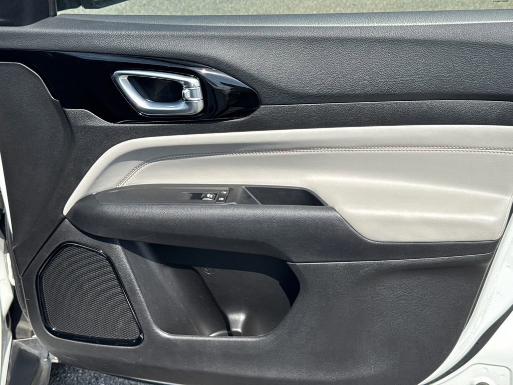 Used 2025 Jeep Compass Limited image 14