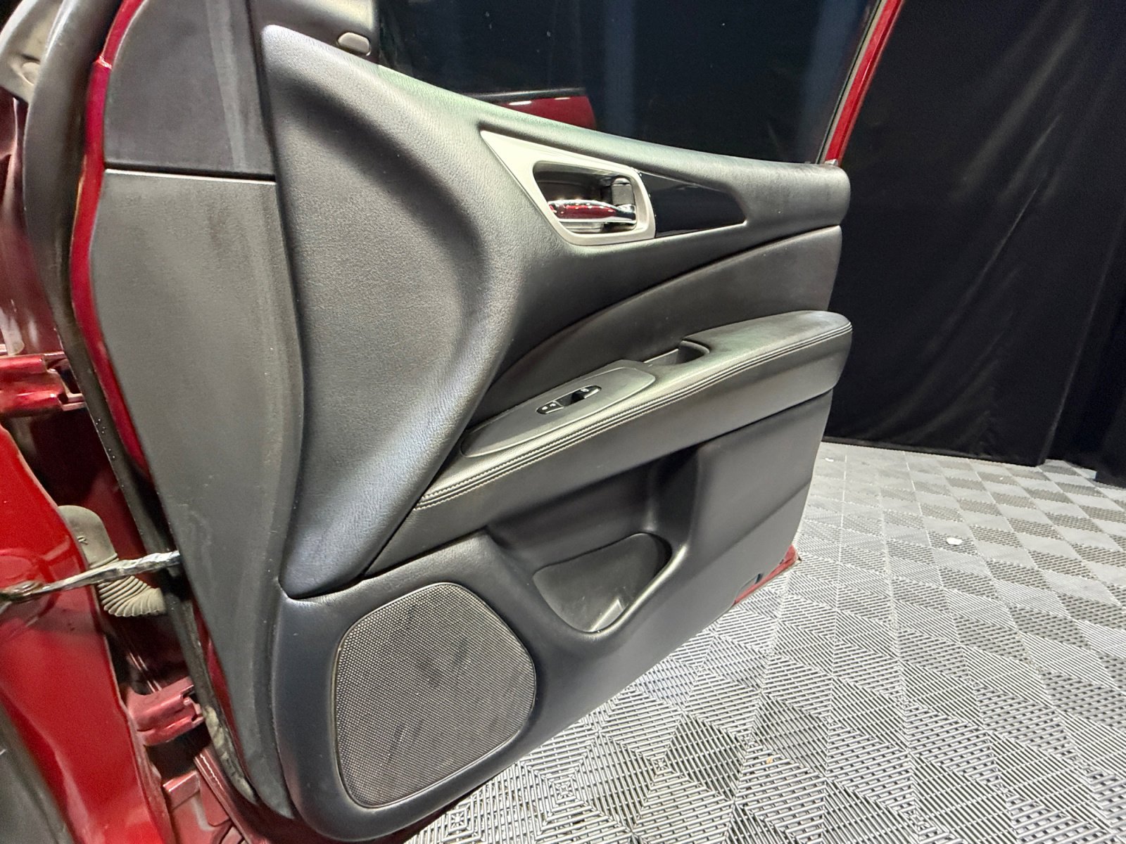 Used 2019 Nissan Pathfinder SV image 16