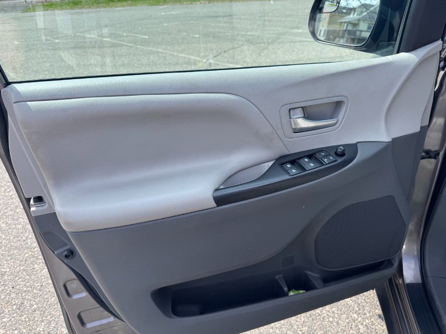 Used 2016 Toyota Sienna LE image 10