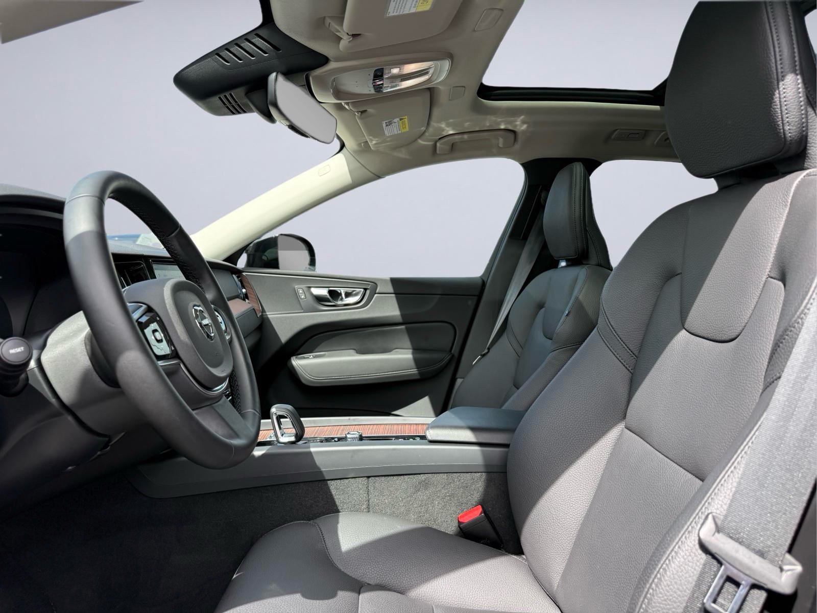 Used 2024 Volvo XC60 B5 Plus AWD/4WD image 15