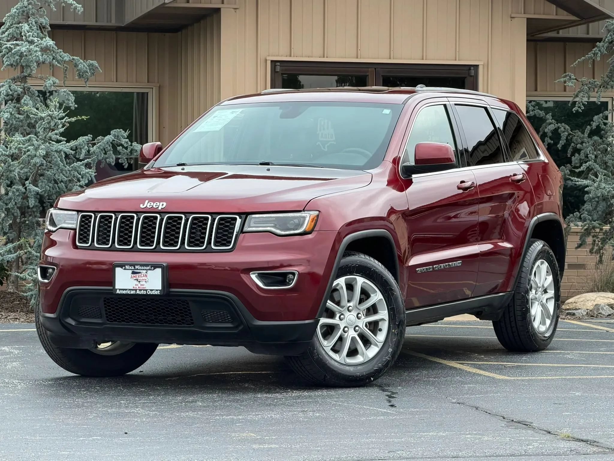 Used 2022 Jeep Grand Cherokee Laredo X AWD/4WD image 2