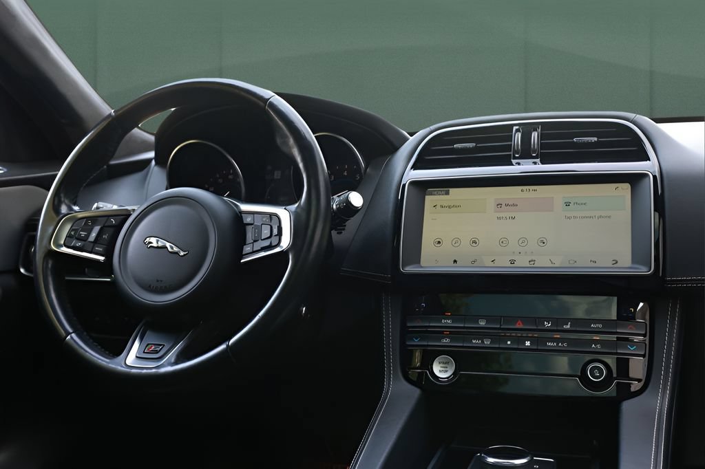 Used 2019 Jaguar F-PACE S AWD/4WD image 34