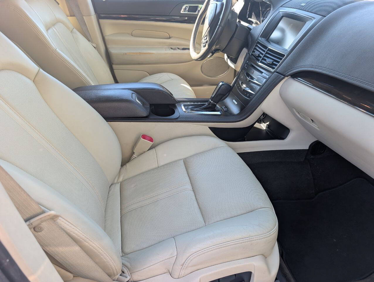 Used 2013 Lincoln MKT AWD image 3